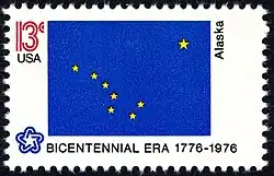 La bandera del estado de Alaska tal como se muestra en la serie de sellos postales del bicentenario de 1976.