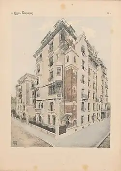 Dessin en légère contre-plongée d'un immeuble vu depuis l'angle permettant de voir ses trois façades