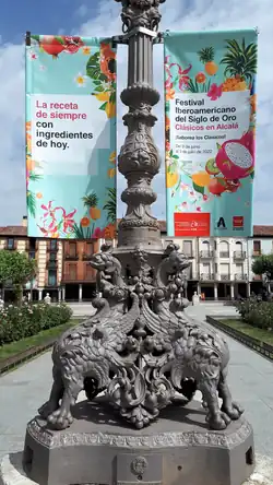 Carteles de Clásicos en Alcalá 2022 en una farola de la Plaza de Cervantes.