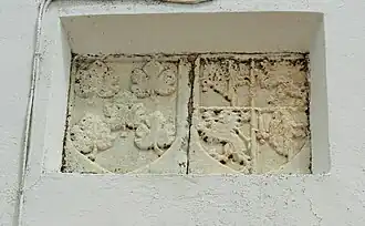 Dos escudos sobre la puerta de la iglesia parroquial.