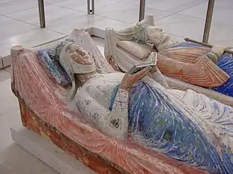 Escultura funeraria: gisants (escultura yacente)[18]​ de Leonor de Aquitania y Enrique II de Inglaterra.