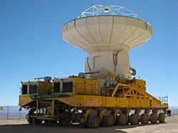 Telescopio siendo transportado en el recinto de las Instalación de Montaje (SEF).