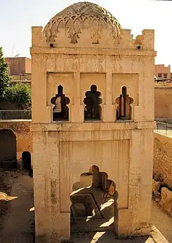 Arcos polilobulados en la Qubba almorávide de Marrakech (Marruecos, inicio del siglo&nbsp;XII)
