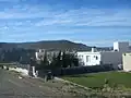 Los cerros anónimos acojen y abrigan este suburbio.