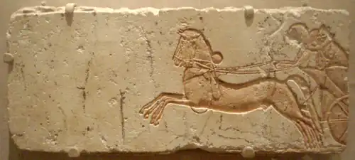 Talatat con escena de carros. Ägyptisches Museum Berlin.