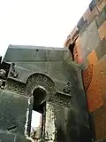 Detalle de la iglesia de Amenaprkich y la estructura adyacente.