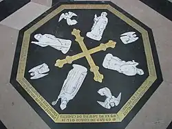 Centro del laberinto con la efigie de los tres arquitectos y el obispo Evrad Fouilloy, así como la señalización de los cuatro puntos cardinales