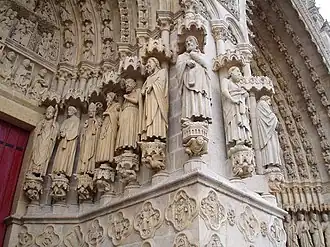 Figuras del siglo XIII en portal de San Firmino de la catedral de Amiens (portal norte de la fachada oeste)
