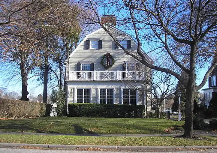 Vivienda con techo abuhardillado en Amityville, Nueva York, que se hizo famosa por The Amityville Horror