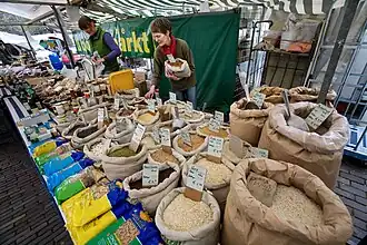 Mercado de calle de productos orgánicos en Ámsterdam, Países Bajos