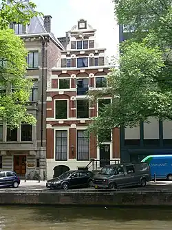 Hastial escalonado en Ámsterdams (Herengracht 203), en estilo renacentista (1618)