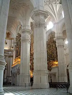 Columnas y bóvedas de la catedral de Granada.
