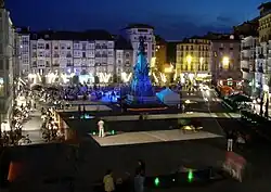 Plaza de la Virgen Blanca de noche actualmente.