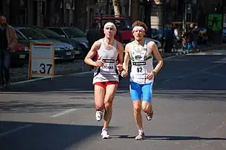 Andrea Cionna (izq) corriendo junto a su guía