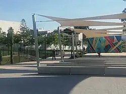 Anfiteatro con gradas en el parque Lineal