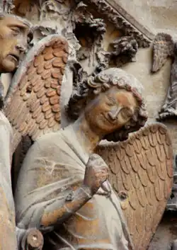 El Ángel sonriente del pórtico occidental de la catedral de Reims, gótico inicial (después de 1211).
