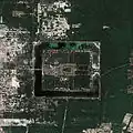 Imagen de satélite de Angkor Wat, 1113-1150. Está rodeada por un lago de 3,6 km de perímetro. Su torre central se levanta 42 m sobre el templo (65 m sobre el nivel de base).