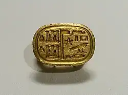 Anillo de sello; 664–525&nbsp;AC; oro; diámetro: 3 × 3.4&nbsp;cm; British Museum (Londres)