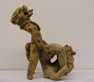 Figura de barro de jaguar y mujer en relaciones sexuales.