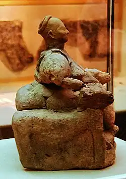 Mujer sentada, vista lateral