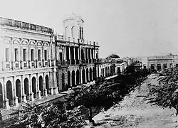 Antigua Casa de Gobierno y el edificio de Tribunales .