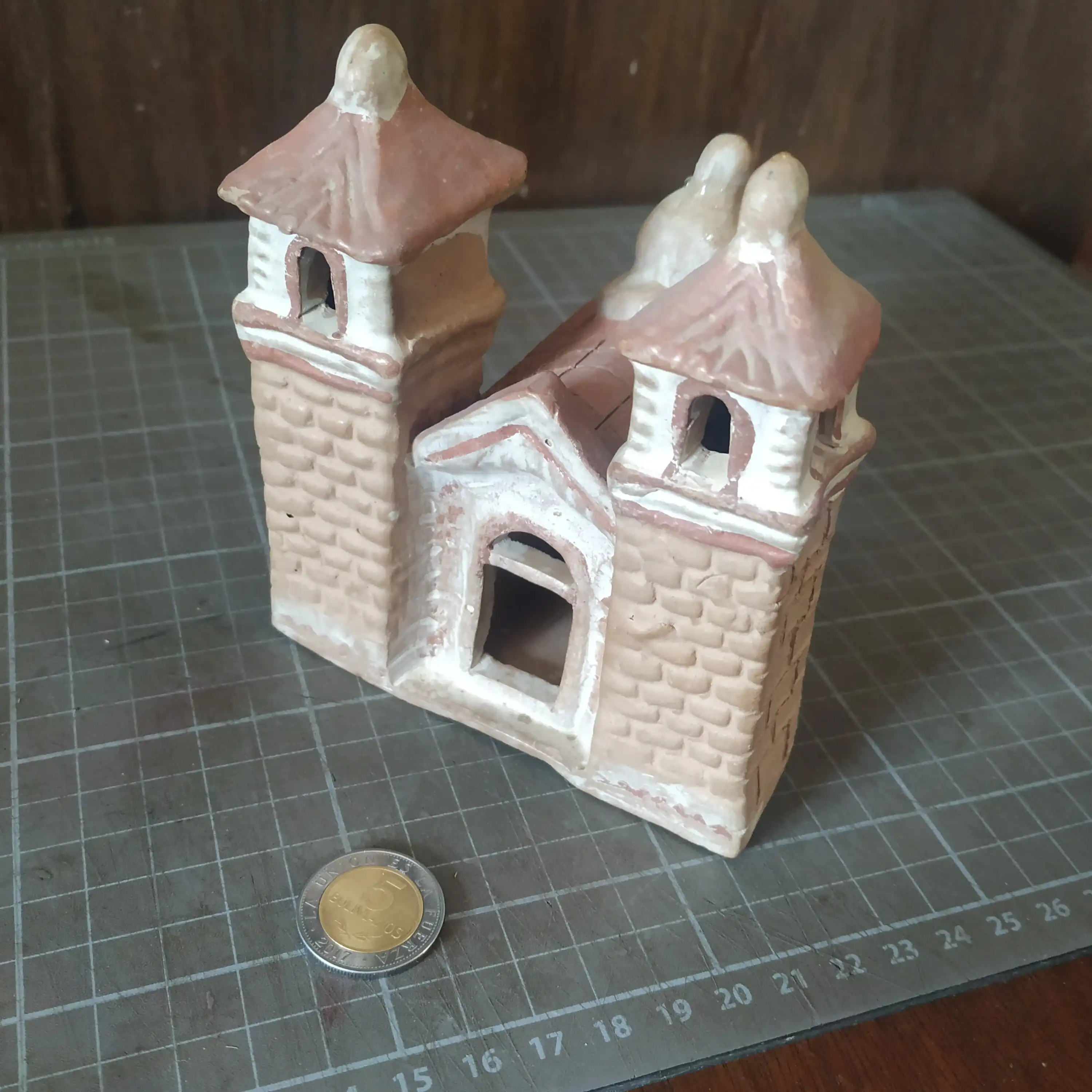 Antigua miniatura del Santuario del Socavón creada con arcilla en la Feria del Calvario en la ciudad de Oruro