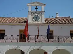 Viejo ayuntamiento con las banderas de España, Europa y comunidad de Madrid