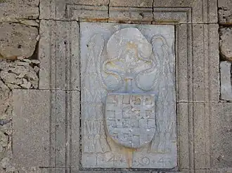 Representación del escudo Gran Maestre Pierre d'AubussonLa inscripción del año 1494.