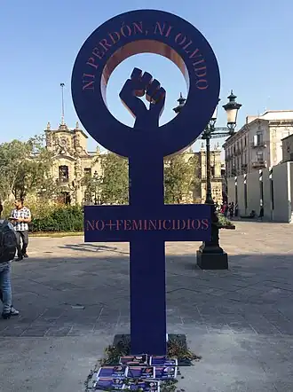 Antimonumenta contra la violencia feminicidia instalada en la Plaza de Armas de Guadalajara el 25 de noviembre de 2020 frente a Palacio de Gobierno.