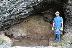 Un espeleólogo durante las labores de acondicionamiento en 2015