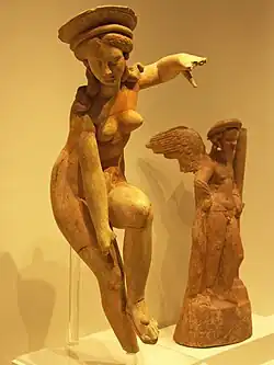 Figurilla de terracota que representa a Afrodita desatándose una sandalia, del periodo helenístico.