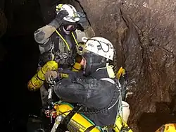 Espeleobuceadores pertrechados para una inmersión.