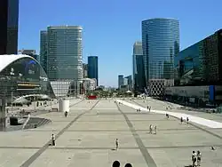 El eje desde el Arco de La Défense