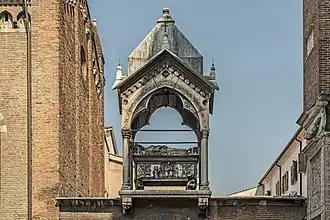 Arca de Guglielmo da Castelbarco[13]​ junto a la iglesia de Santa Anastasia de Verona. Muerto en 1320, fue un condottiero partidario de los Scaglieri.