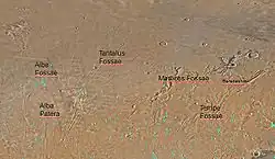 Mapa del cuadrángulo de Arcadia con las principales características etiquetadas. Varias grietas grandes llamadas Fossae se encuentran en esta área.