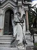 Estatua del arcángel Uriel en el Cementerio Viejo de Paysandú.