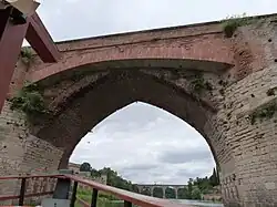 Detalle de los arcos de ladrillo soportados por los tajamares de piedra recrecidos