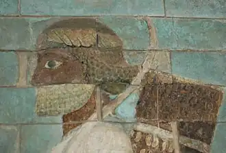 Relieve del Arquero del palacio de Darío el grande en Susa. Ahora en exhibición en el Louvre en Francia