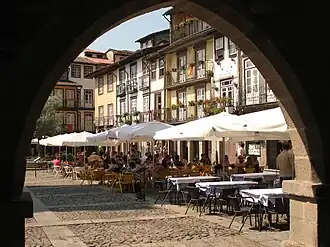Arco a la Plaza de Oliveira en Guimarães.