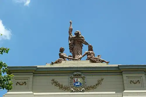 Detalle de la lo mas alto del Arco de la Federación