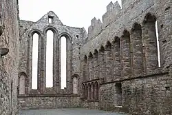 Antigua ventana y una serie de nueve ventanas lanceoladas en la pared sur del coro, en las ruinas de la Catedral de Ardfert, Condado de Kerry, Irlanda