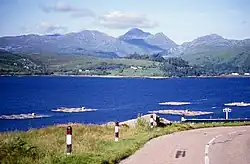 Estroncia y Sgùrr Dhòmhnuill vistas desde south shore of Loch Sunart