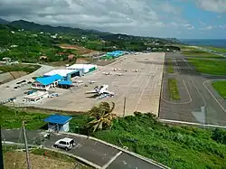 Detalle de la pista, los hangares y la terminal al fondo