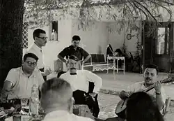 Alfredo Palacios junto a Ariel Ramirez y otros musicos en una sobremesa.