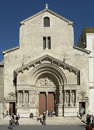 Fachada de la iglesia de San Trófimo de Arlés