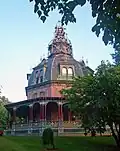 Casa grande y ornamentada, con un nivel de decoración más asociado a los edificios públicos. Originalmente de planeación más modesta, la casa se construyó en 1860 y la cúpula se añadió durante 1872-1876. Casa Armor-Stiner, Irvington, Nueva York.[6]​