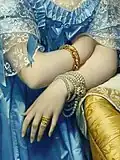 Detalle de los brazos de Pauline, donde pueden apreciarse el brazalete de la muñeca derecha así como la pulsera de perlas y el anillo de la mano izquierda.