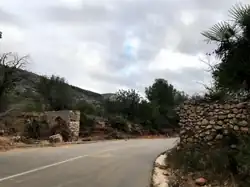 Arquets de Dalt vista de la continuación del acueducto atravesando el Camí dels Xarcs -Secs.