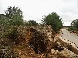 Detalle de la acumulación de material vegetal y daños estructurales dels Arquets de Dalt tras la Dana 2024.