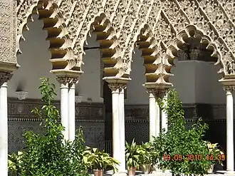 Arcos polilobulados en el Patio de las Doncellas de estilo mudéjar en el Alcázar de Sevilla (España, s siglo&nbsp;XIV)